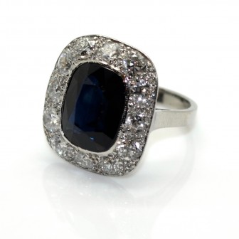 Bijoux anciens - Bague Art Déco en saphir et entourage diamants