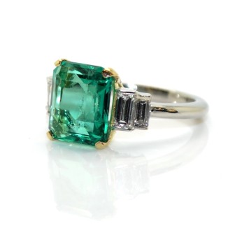 Créations - Bague émeraude et diamants baguettes