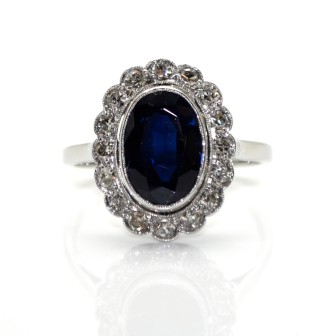 Bijoux anciens - Bague Art Déco en saphir et entourage diamants