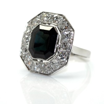Bijoux anciens - Bague Art Déco en saphir et entourage diamants