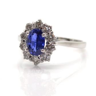 Bijoux anciens - Bague en saphir et entourage diamants