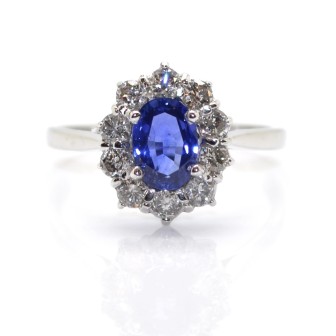 Bijoux anciens - Bague en saphir et entourage diamants