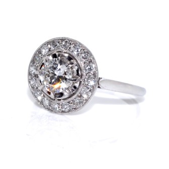 Bijoux anciens - Bague Art Déco entourage diamants