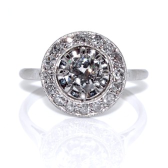 Bijoux anciens - Bague Art Déco entourage diamants