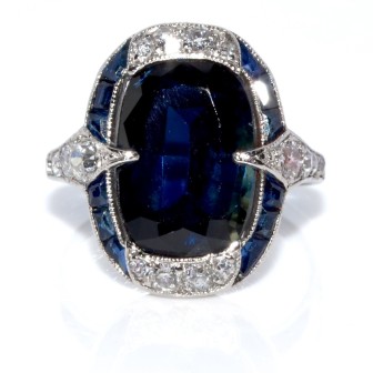 Bijoux anciens - Bague Art Déco en saphir et entourage diamants