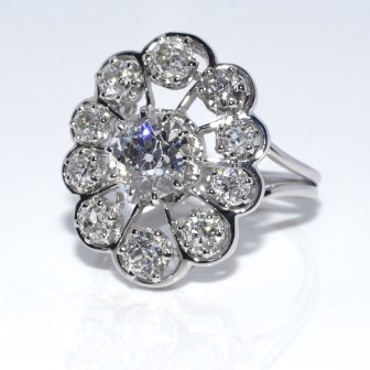 Bijoux anciens - Bague Art Déco entourage diamants