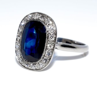 Bijoux anciens - Bague Art Déco en saphir et entourage diamants