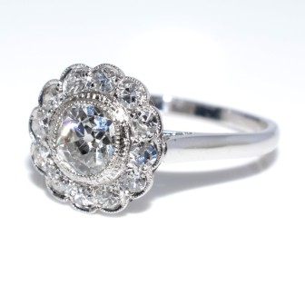 Bijoux anciens - Bague entourage Art Déco diamants